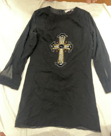 Schwarzes Kleid mit verziertem Kreuz