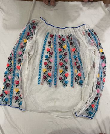 Weiße bestickte Bluse mit langen Ärmeln