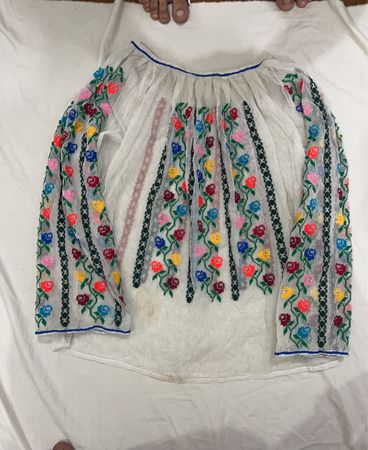 Weißbluse aus transparenter Stoff mit buntem Blumenstickerei