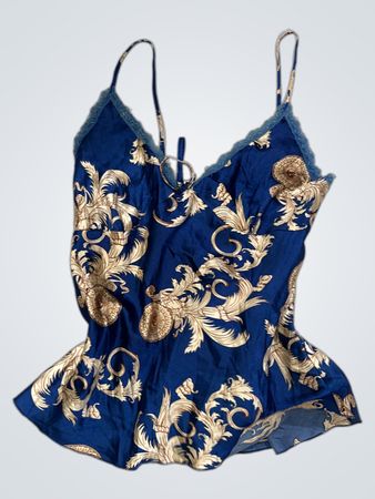 Blaue Satin-Camisole mit goldfarbenem barockem Druck und Spitze.