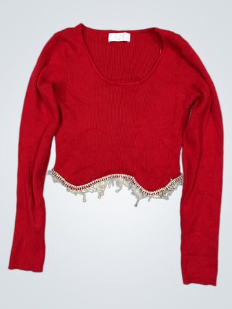 Roter kurz geschnittener Rippstrickpullover mit verziertem Saum