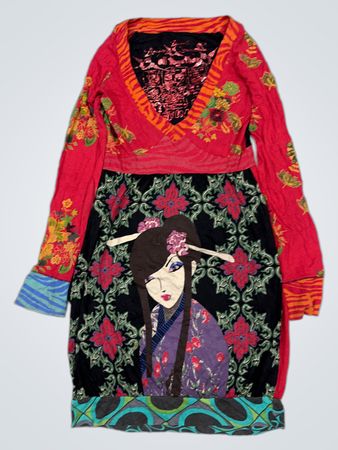 Rotes Kleid mit Geisha-Druck und floralen Akzenten