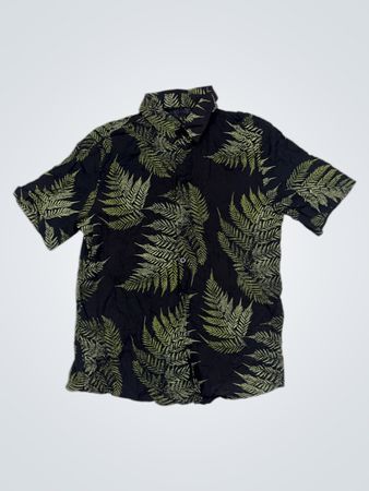 Kurzeiliges Button-Up-Hemd mit schwarzem Farnmuster