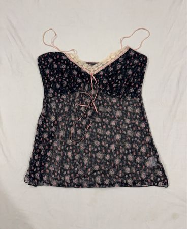Schwarzes Blümchenmuster Transparentes Cami-Top mit pinkem Saum