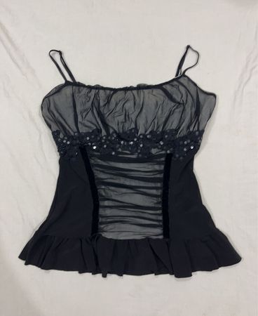 Top en tulle noir avec volants et sequins