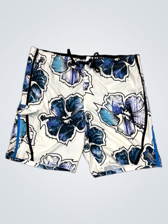 Weiße Badeshorts mit blauem Blumendruck