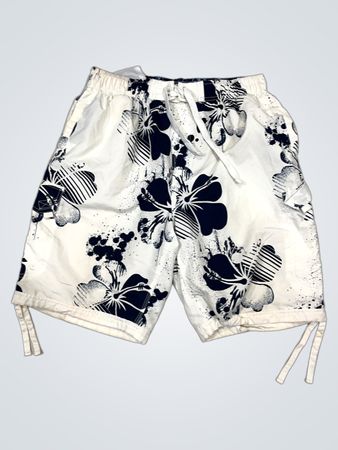Weiße Badeshorts mit navyblauem Blumendruck