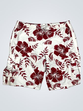 Weiße Badehose mit rotem Blumenmuster