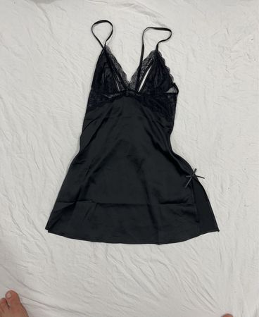 Schwarzes Spitzenbesatz-Satin-Nachthemd