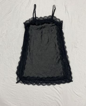 Schwarzes Slipkleid mit Spitzenbesatz
