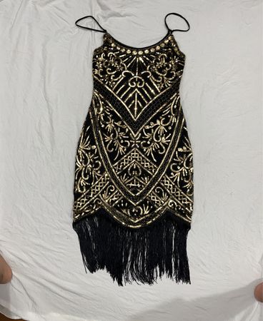 Schwarzes und goldfarbenes Pailletten-Flapperkleid mit Fransen