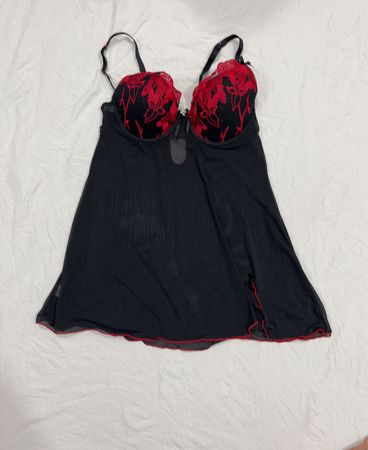 Schwarzes und rotes Spitzen-Babydoll-Dessous