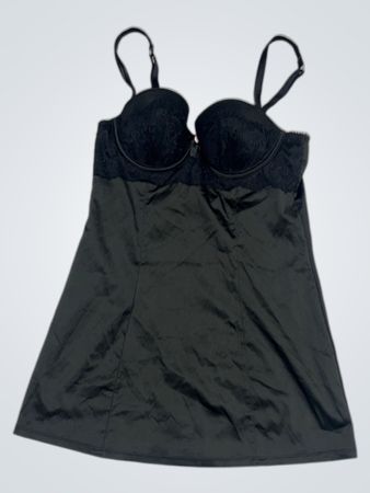Schwarzes Satin-Nachthemd mit Spitzenbesatz und verstellbaren Trägern