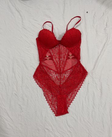 Roter Spitzen-Body