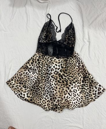 Leoprint-Nachthemd mit Spitzenbesatz