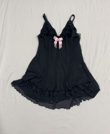 Schwarzes Babydoll mit rosa Schleife