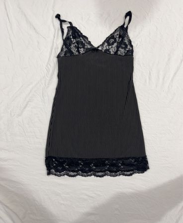 Schwarzes Nadelstreifen-Slipkleid mit Spitzenbesatz