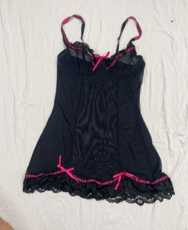 Schwarzes Netz-Babydoll mit rosa Besatz und Schleifen