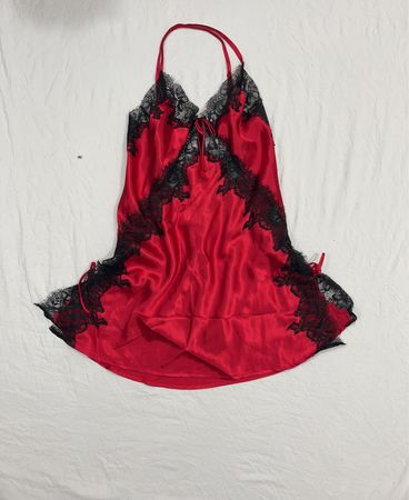 Rotes Satin-Nachthemd mit Spitzenbesatz