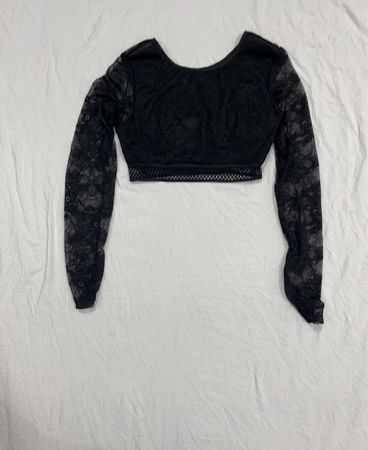 Schwarzes Spitzen-Crop-Top mit langen Ärmeln und Cut-out am Rücken