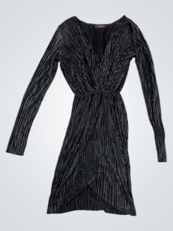 Trigé Schwarzes, plissiertes, langärmliges Kleid