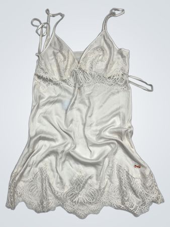 Weißes Slipkleid mit Spitzenbesatz