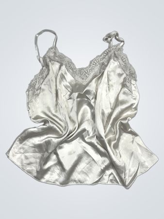 Weiße Satin-Camisole mit Spitzenbesatz