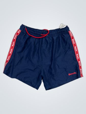 Bench. Marineblaue Badeshorts mit roter Einfassung