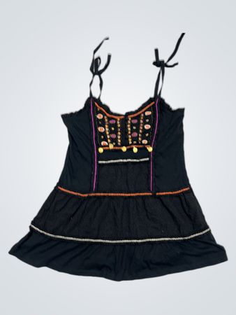 Schwarzes verziertes Cami-Kleid mit Rüschen