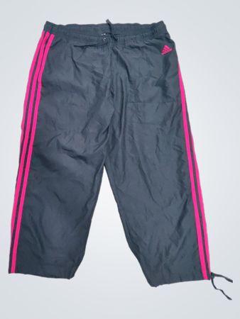 Adidas-Capris mit pinken Streifen