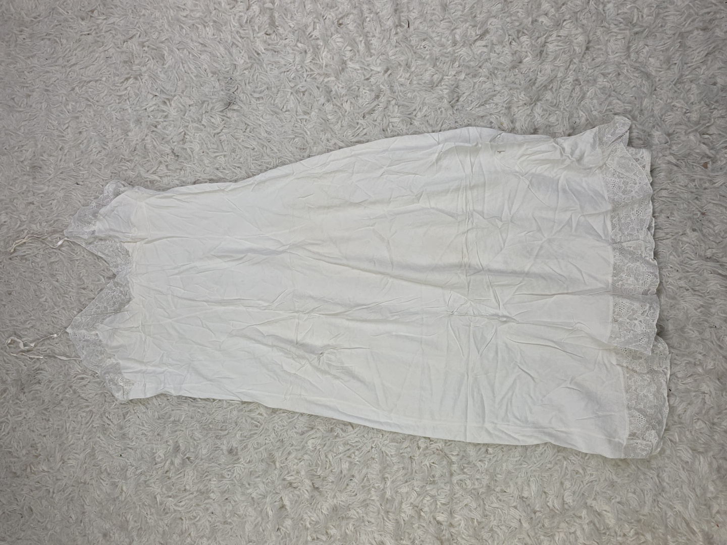 Chemise avec bordure en dentelle blanche