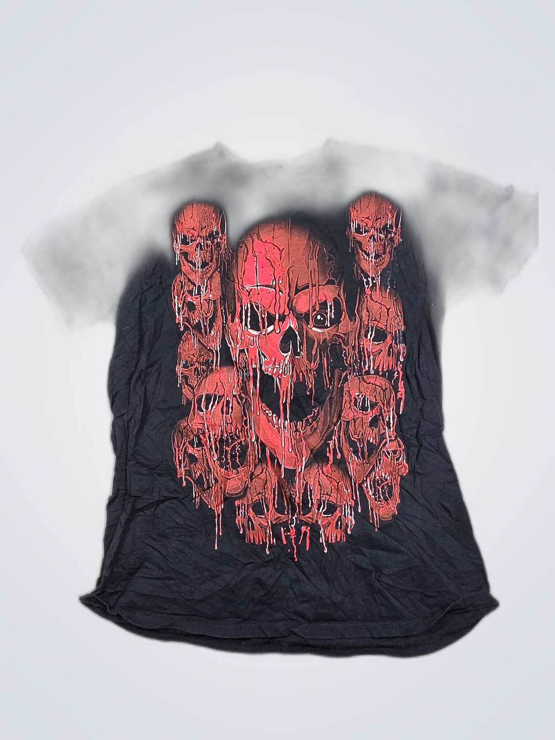 T-shirt nera con grafica di teschio rosso