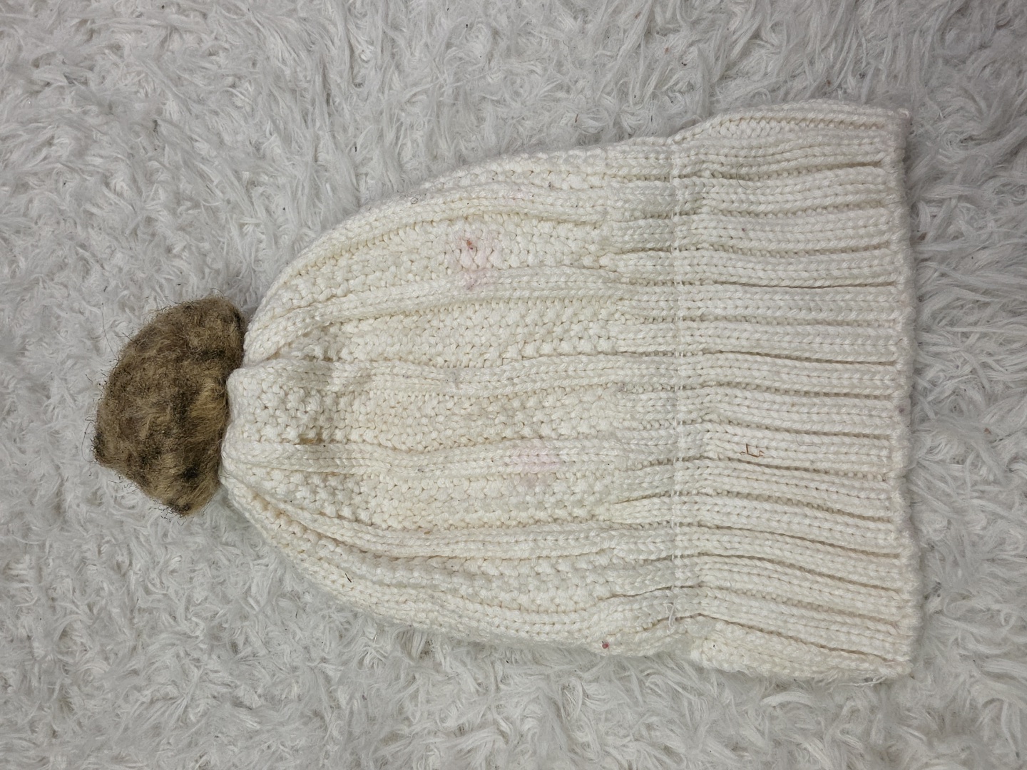 Toque de malha branca com pom-pom marrom