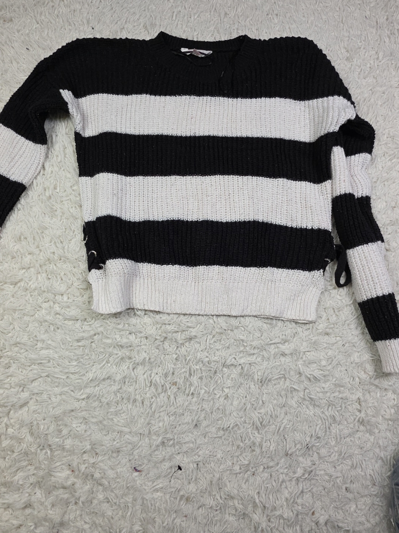 Schwarzer und weißer gestreifter Pullover