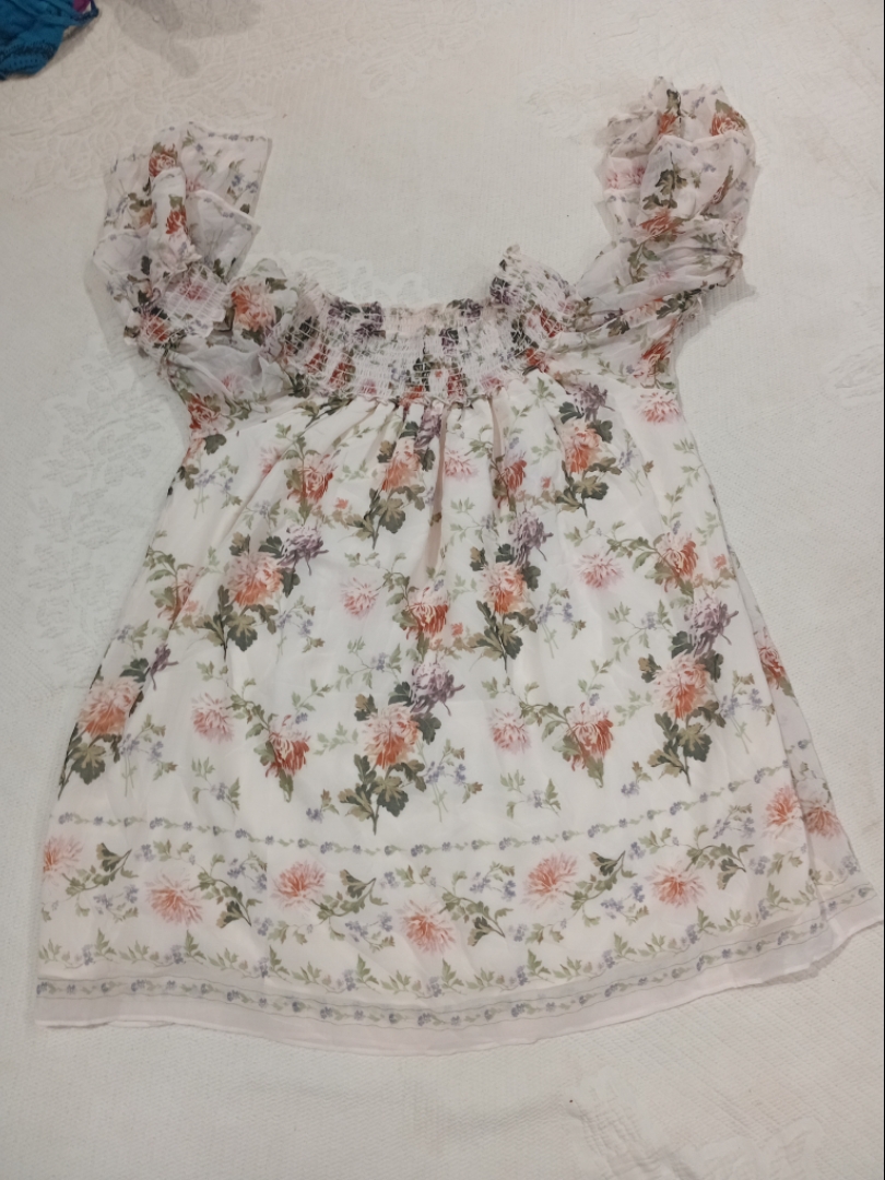 Top de hombros descubiertos con estampado floral