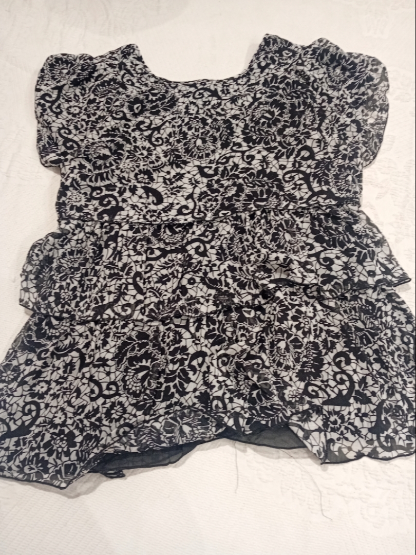 Schwarz-weißes Blumenmuster Rüschenshirt