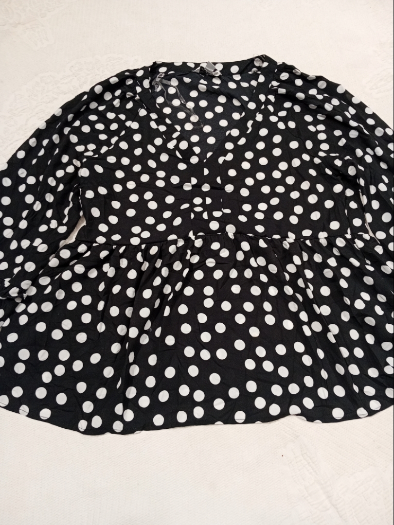 Blusa peplum de lunares negros y blancos