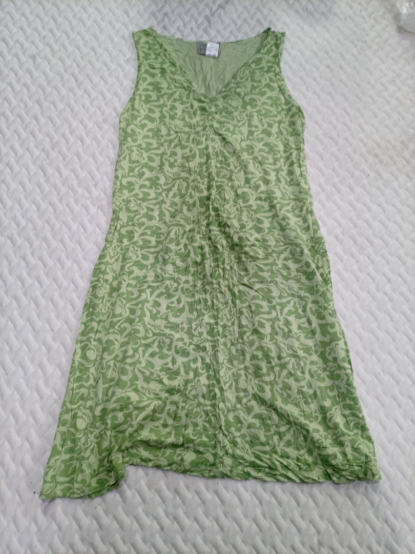 Robe verte à motifs floraux