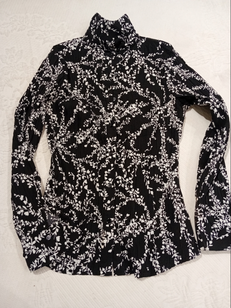 East 5th Black and White Floral Print Turtleneck