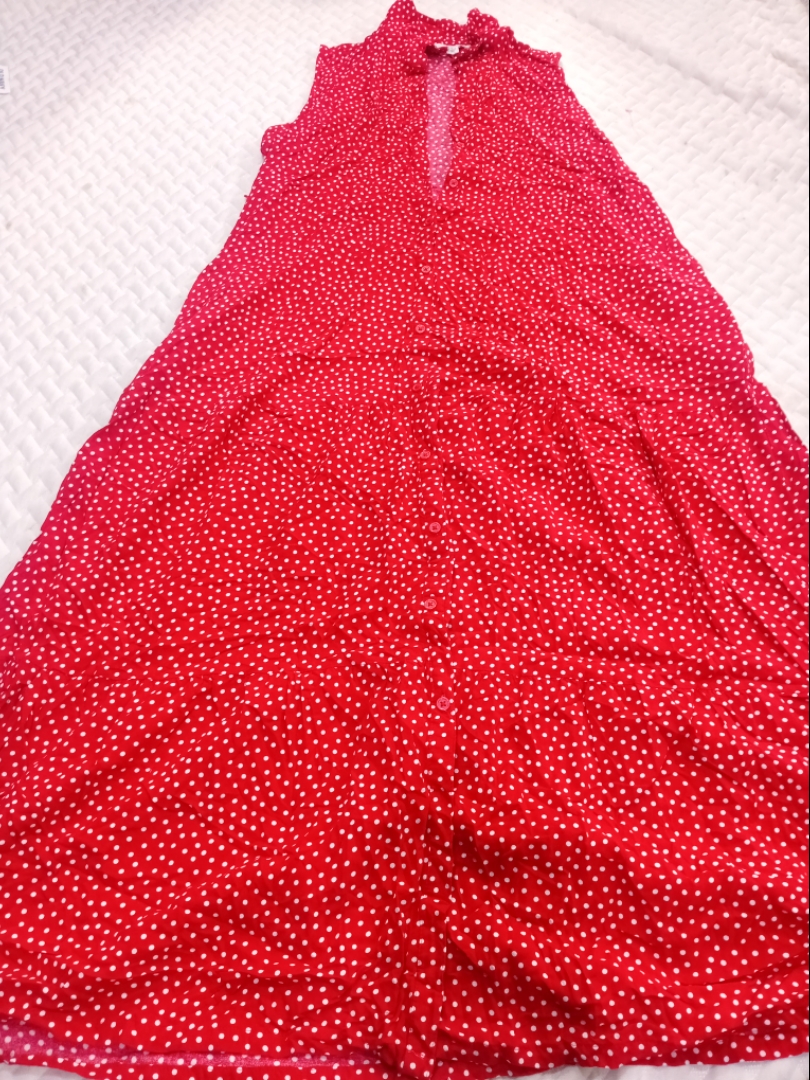Rotes und weißes gepunktetes ärmelloses Kleid