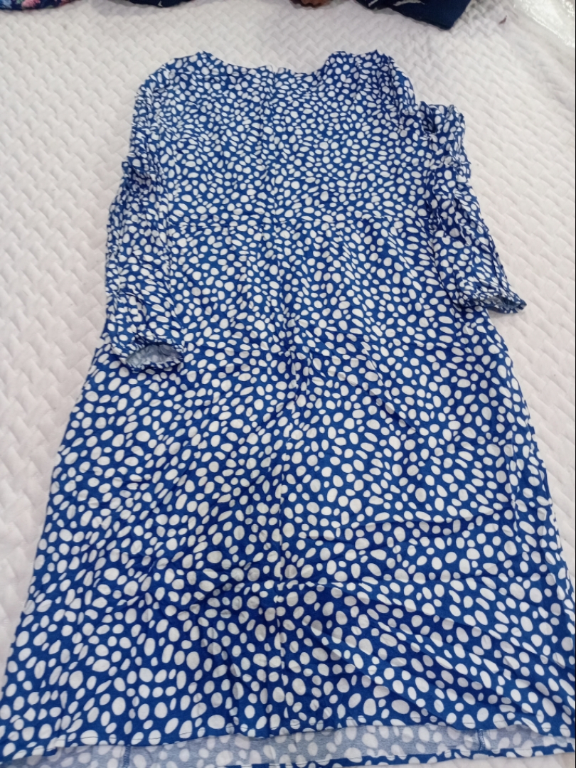 Blaue und weiße Pünktchenkleid