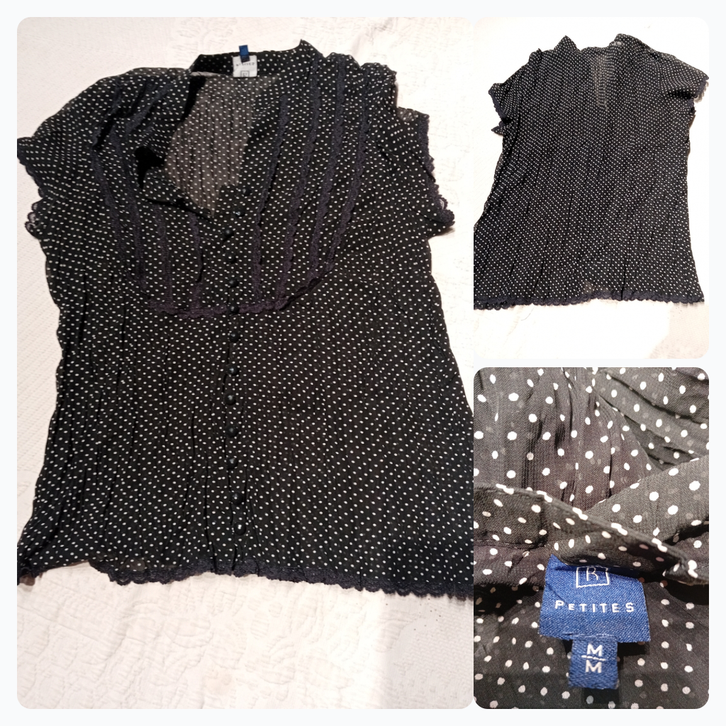 Blouse à pois noir et blanc avec bord en dentelle