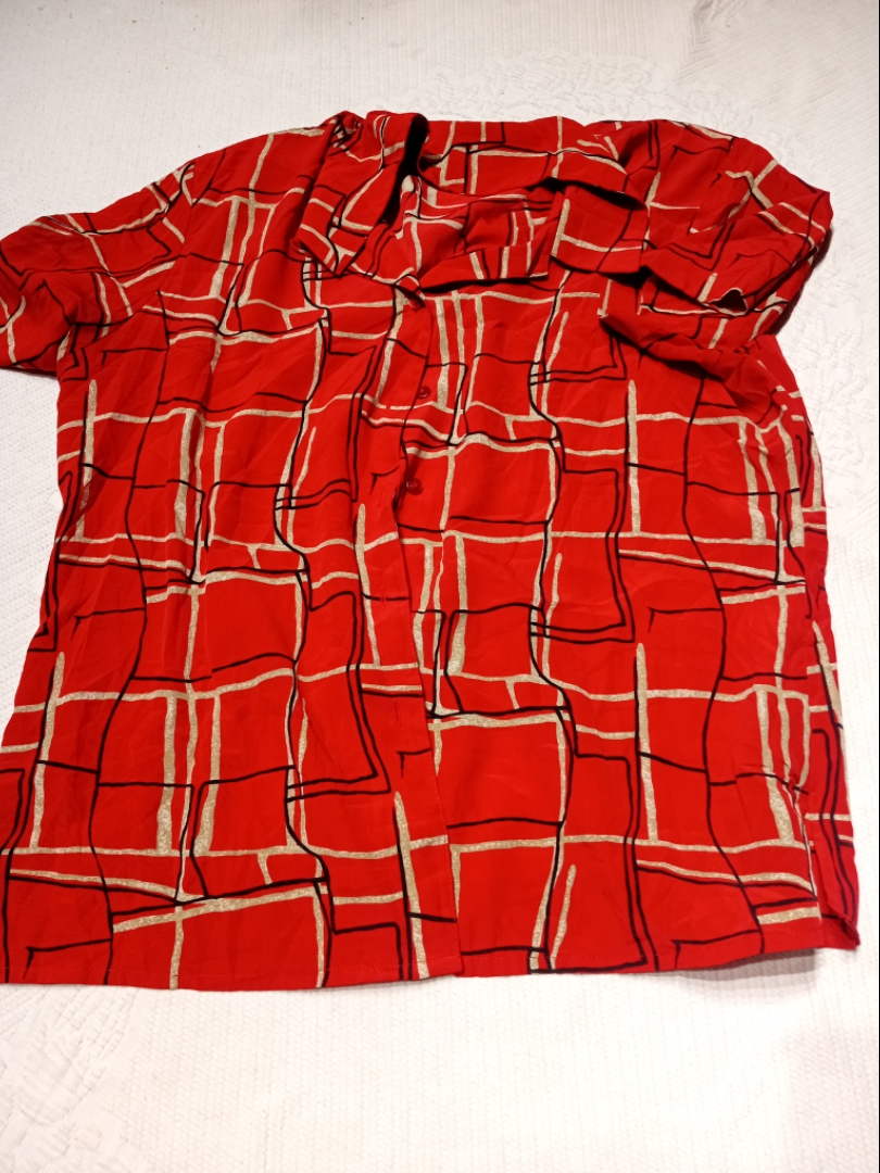 Camisa de botones roja con estampado