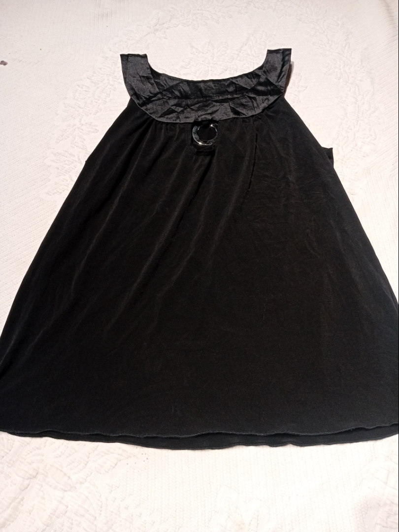 B.wear Haut sans manches noir avec col en satin