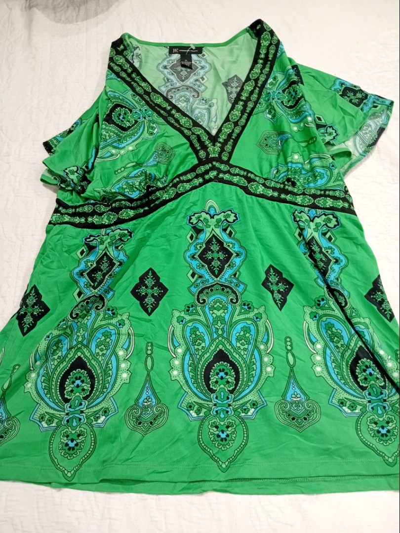 Top de estampado paisley verde de INC Internationa..