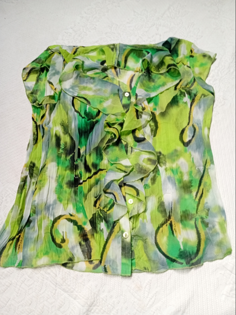 Blusa de volantes con estampado abstracto verde