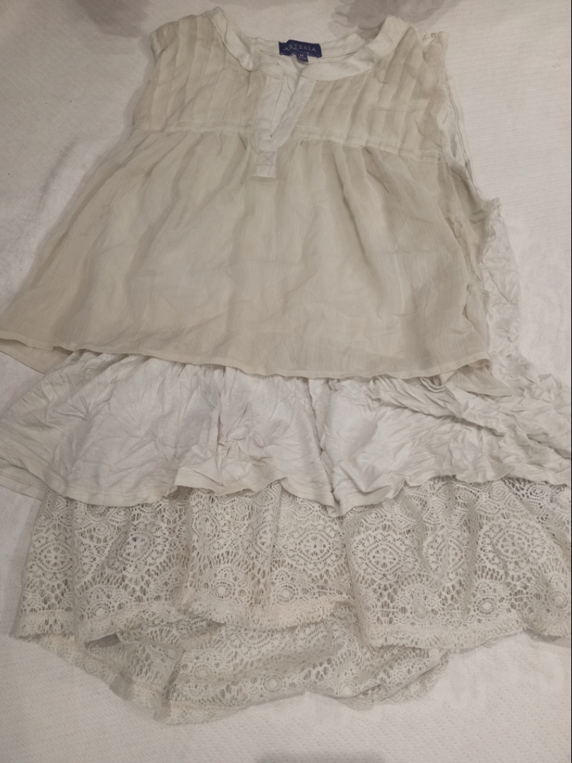 Robe superposée blanche Artesia avec dentelle