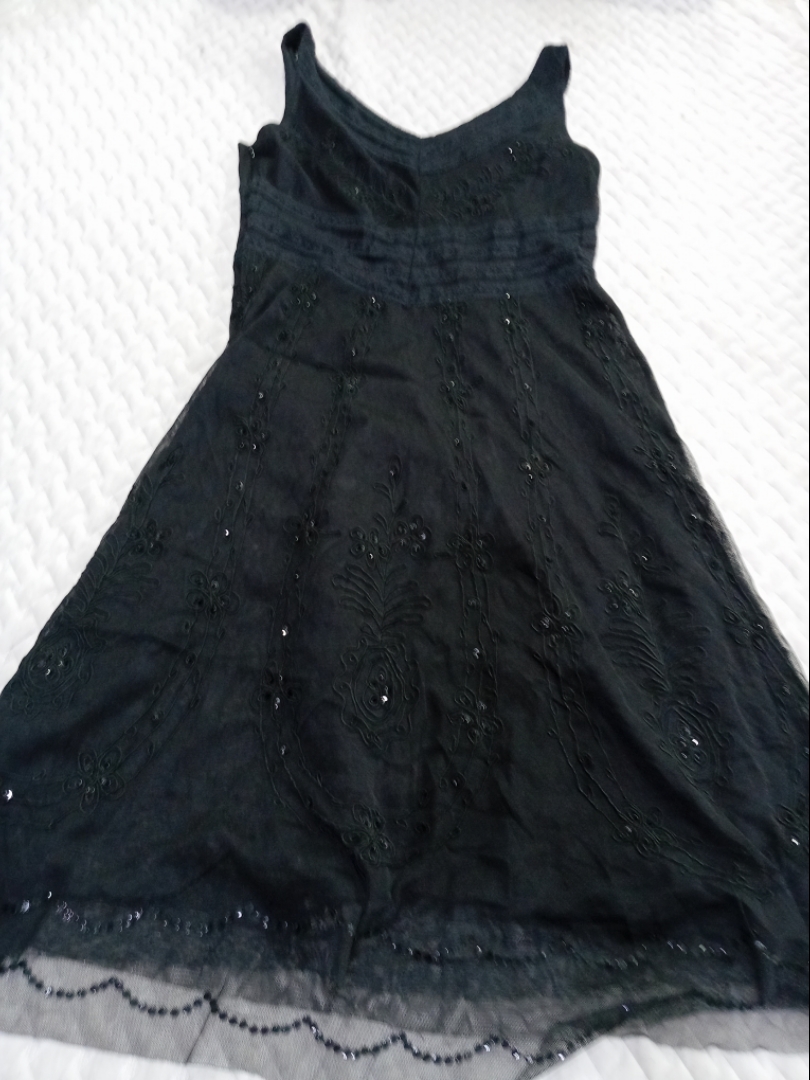 Robe noire ornée