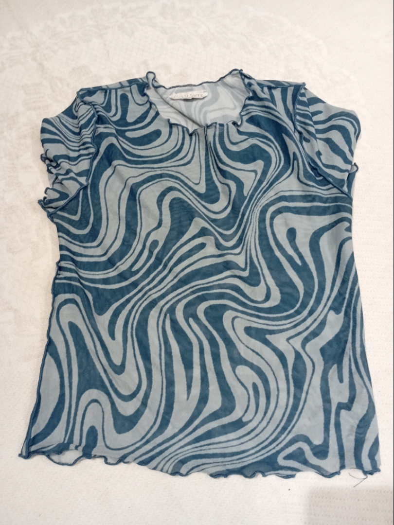 Top de malla azul salvaje con remolino