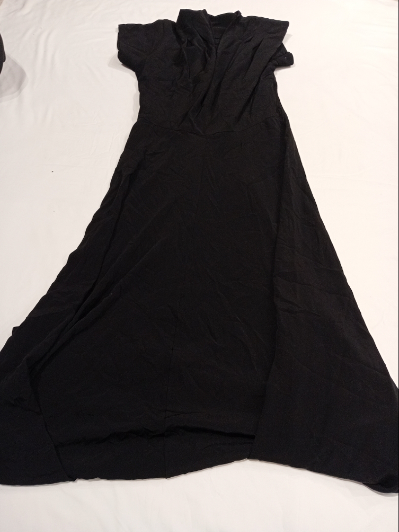 Vestido largo negro con mangas cortas